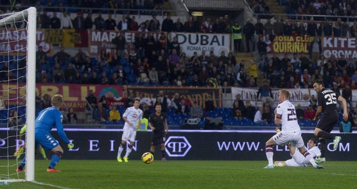 Passano appena 8 minuti e la Roma passa avanti: assist di capitan Totti, la girata vincente è di Vasilis Torosidis, al terzo gol con la maglia giallorossa (Ansa)